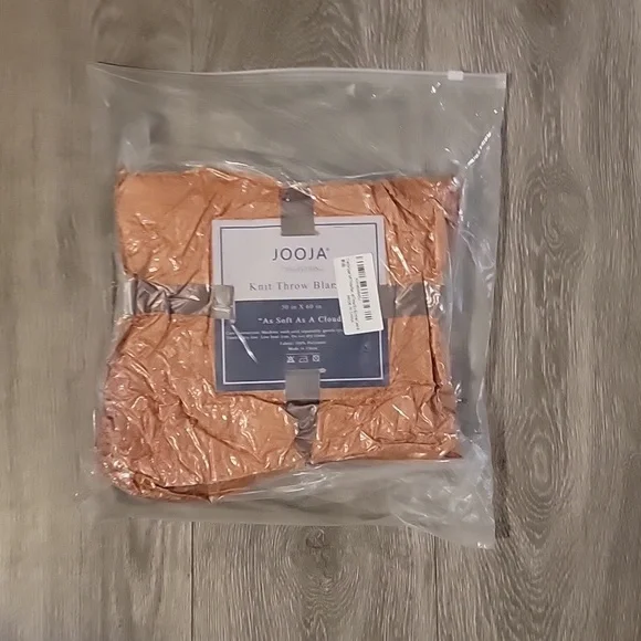 New throw blanket - Picture 2 of 3